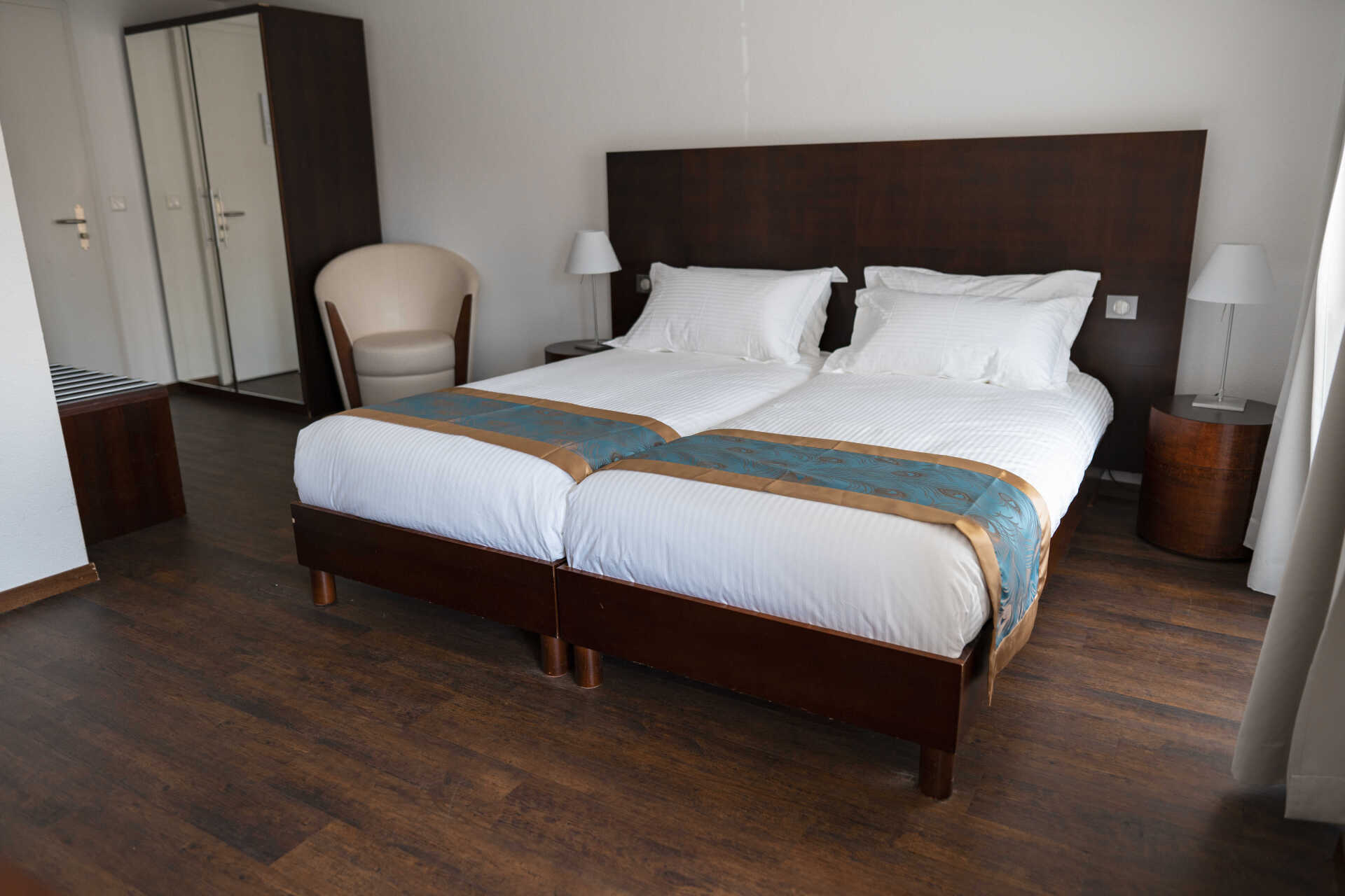 Luxuriöses Hotelzimmer mit blauen Wänden second