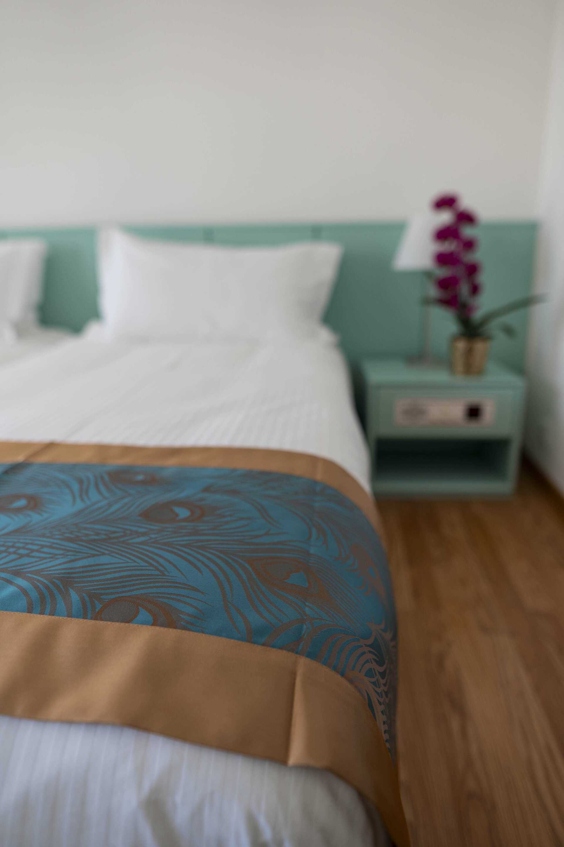 Superiorzimmer mit Doppelbett und Blumenstrauß