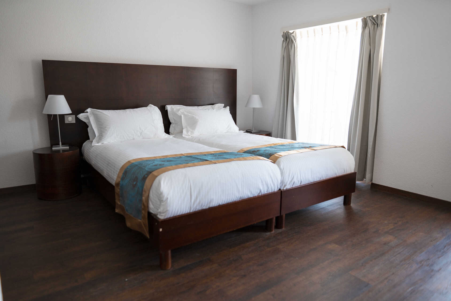 Superiorzimmer mit Doppelbett und weißen Decken