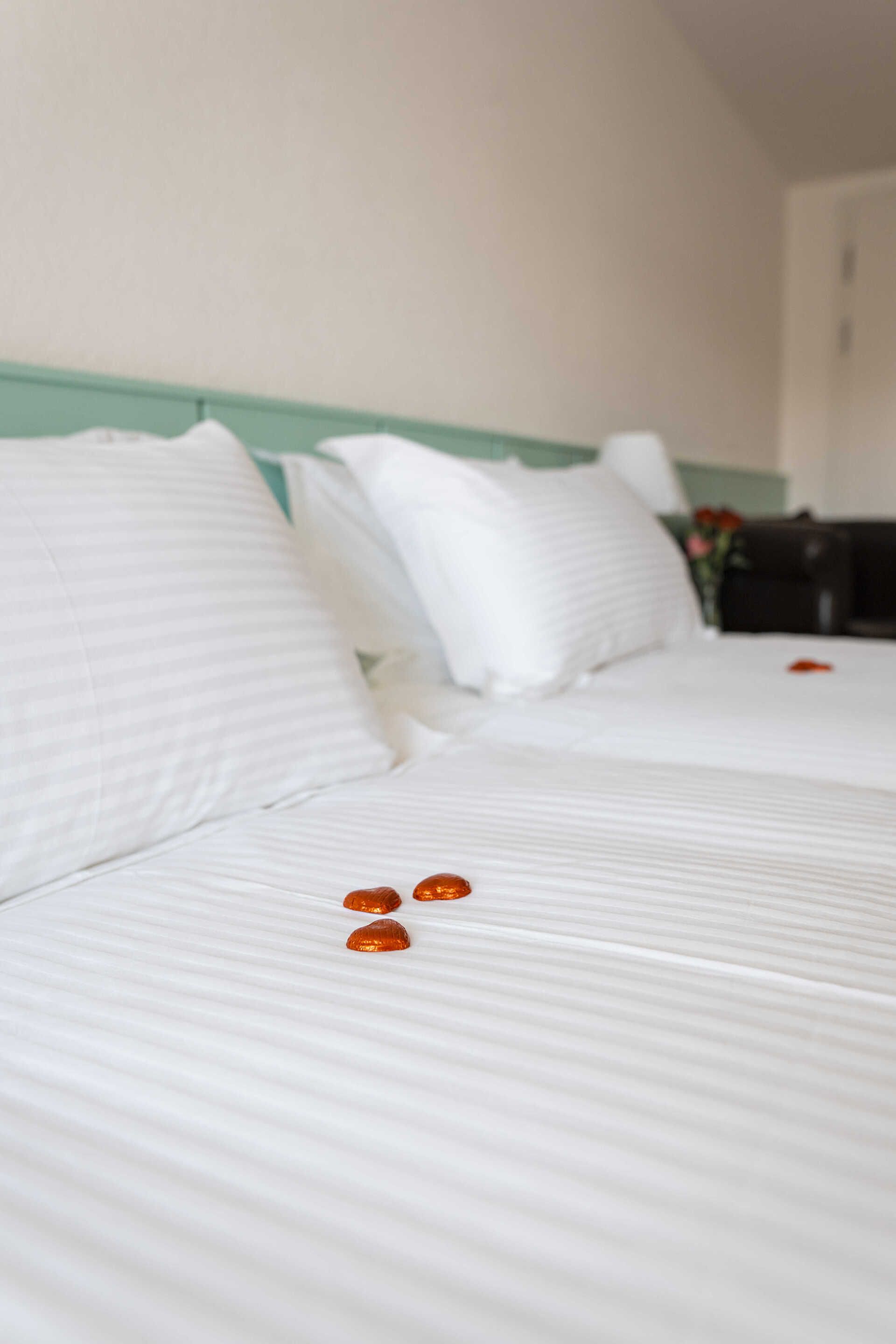 Zimmer Suite mit Doppelbett und Rosenblättern