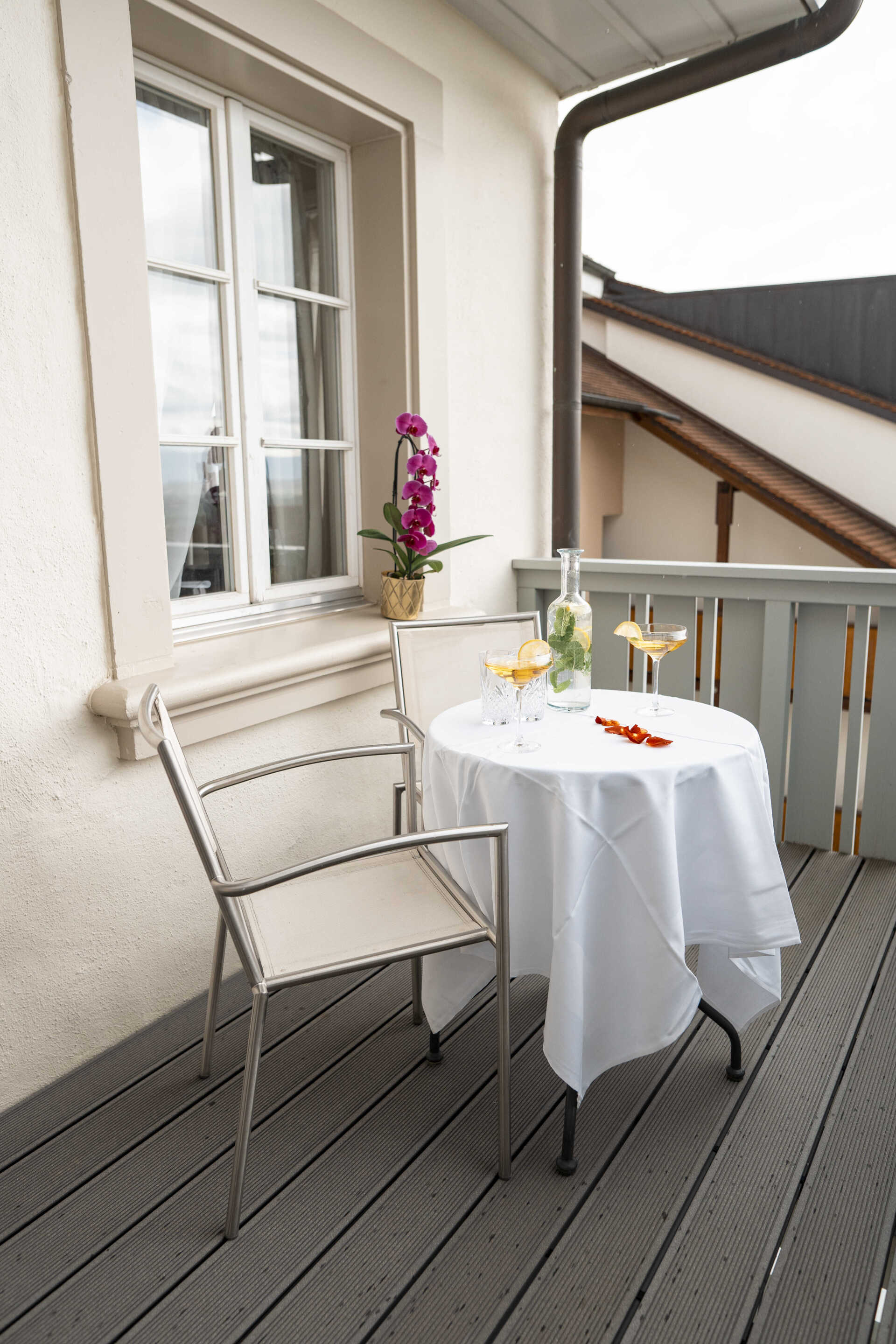 Zimmer Suite mit Tisch auf der Terrasse