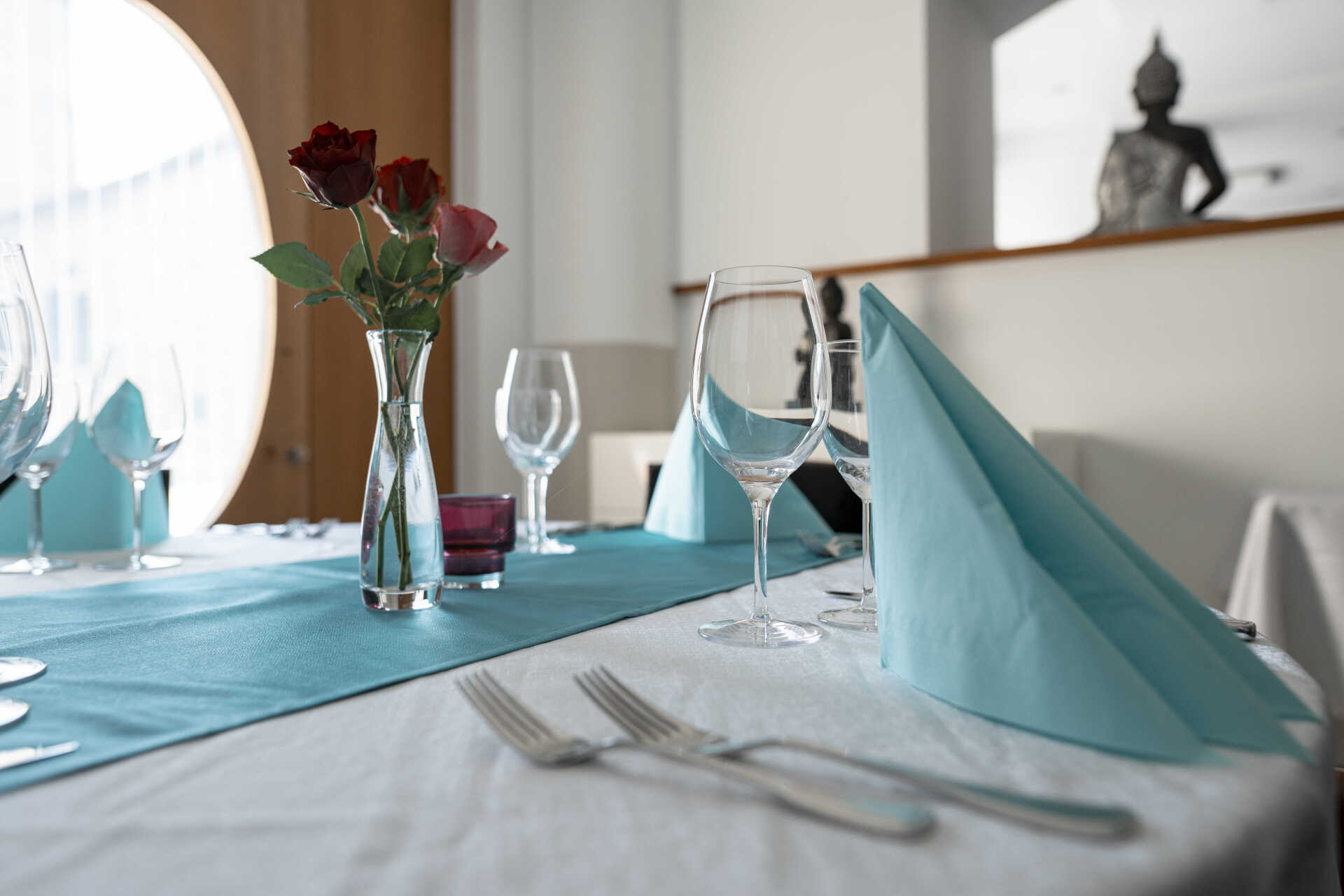 Swiss Hotel la Couronne grande table avec décoration centrale bleue