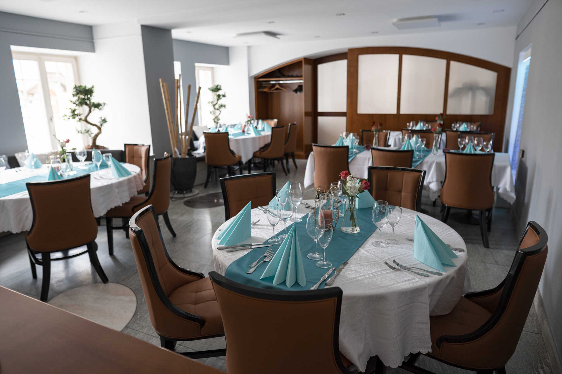 Swiss Hotel la Couronne table circulaire dressée de bleu