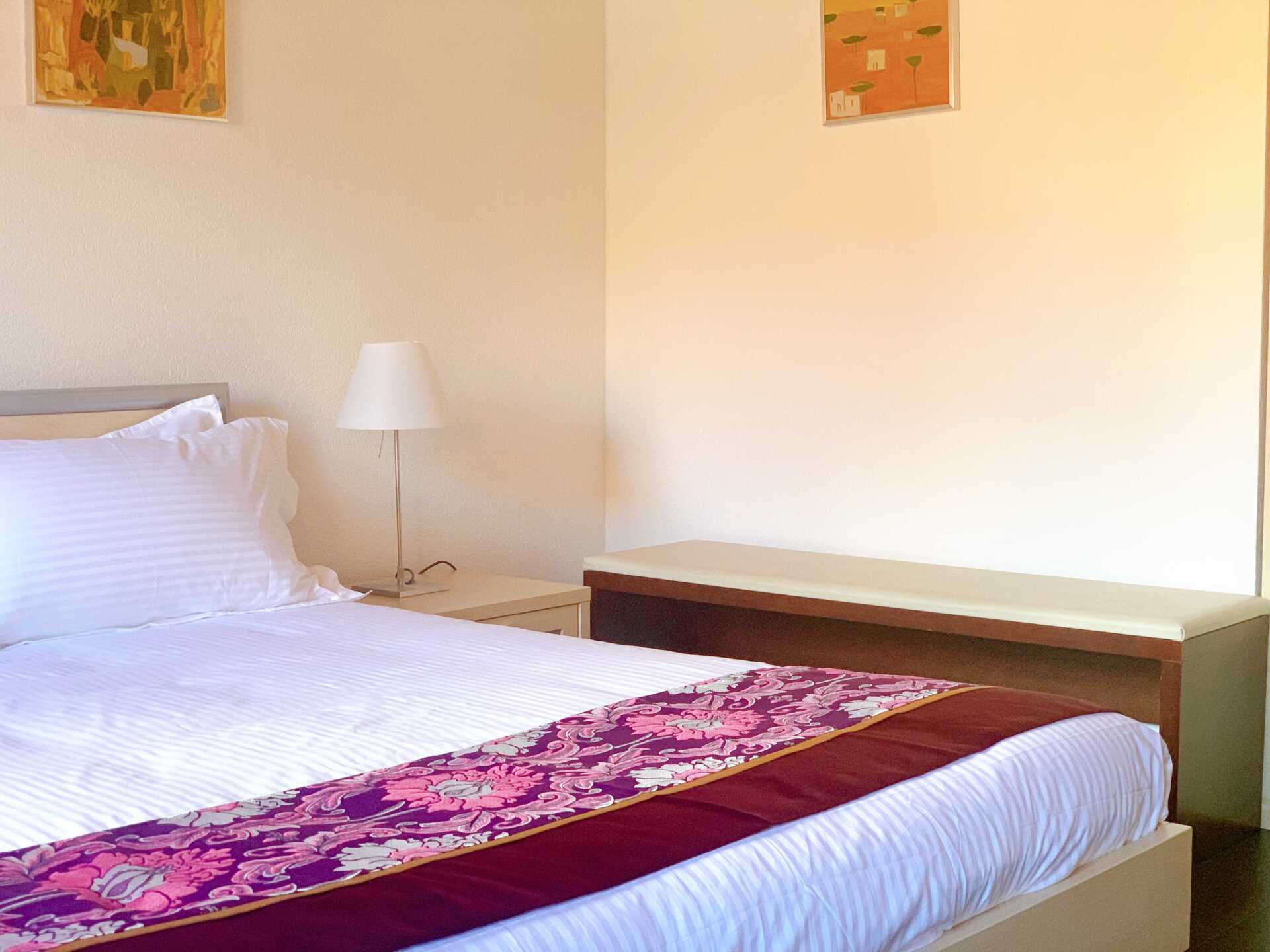 Superiorzimmer mit Doppelbett und roten Decken