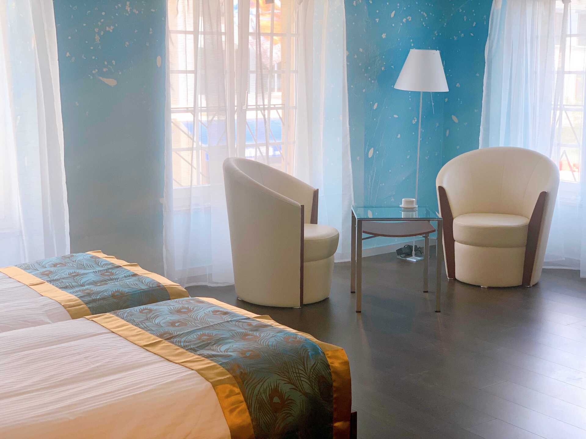 Luxuriöses Hotelzimmer mit blauen Wänden