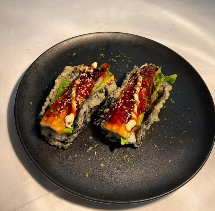 Plat asiatique sur assiette noire