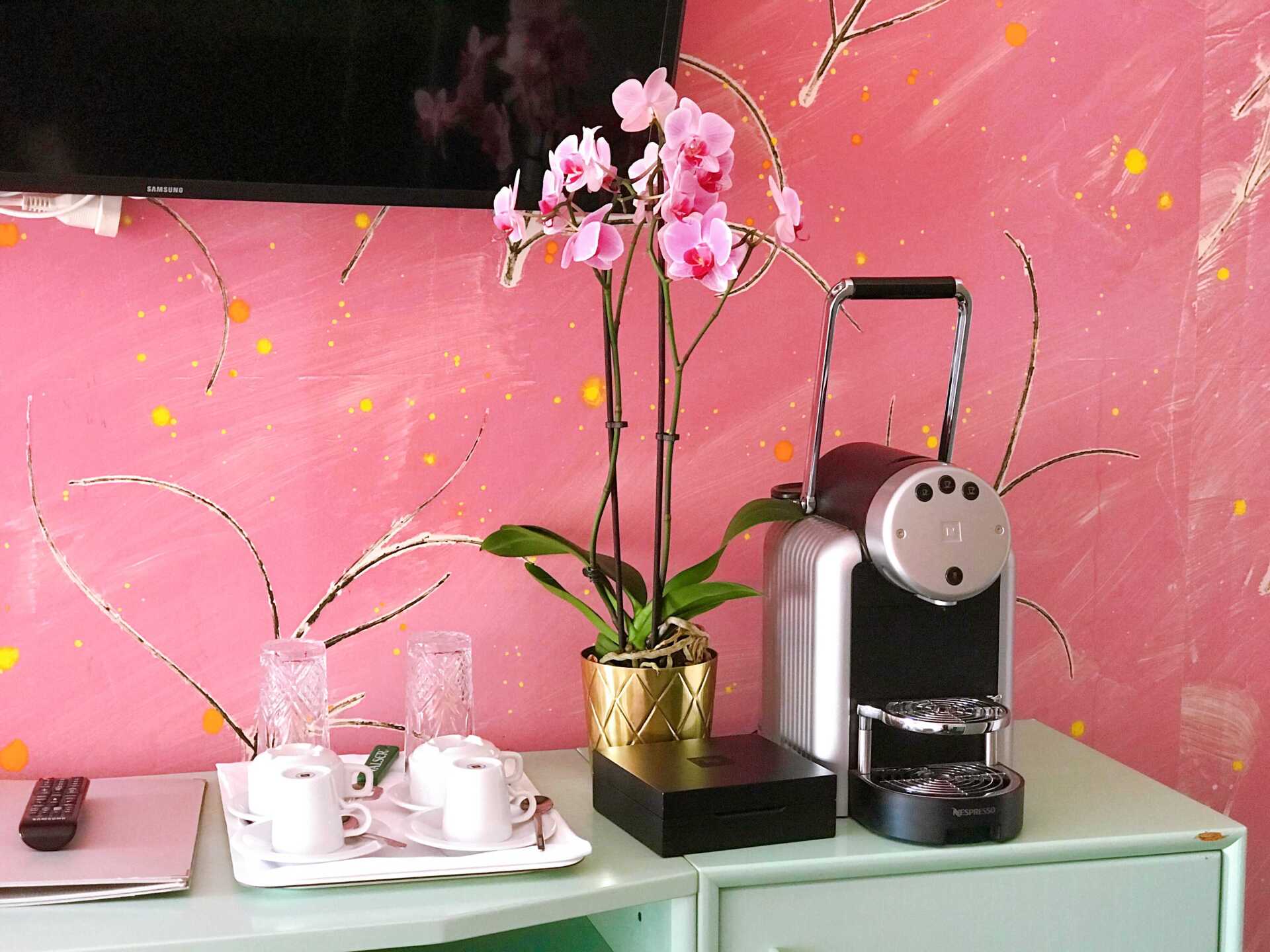Hotelzimmerdekoration mit Orchidee