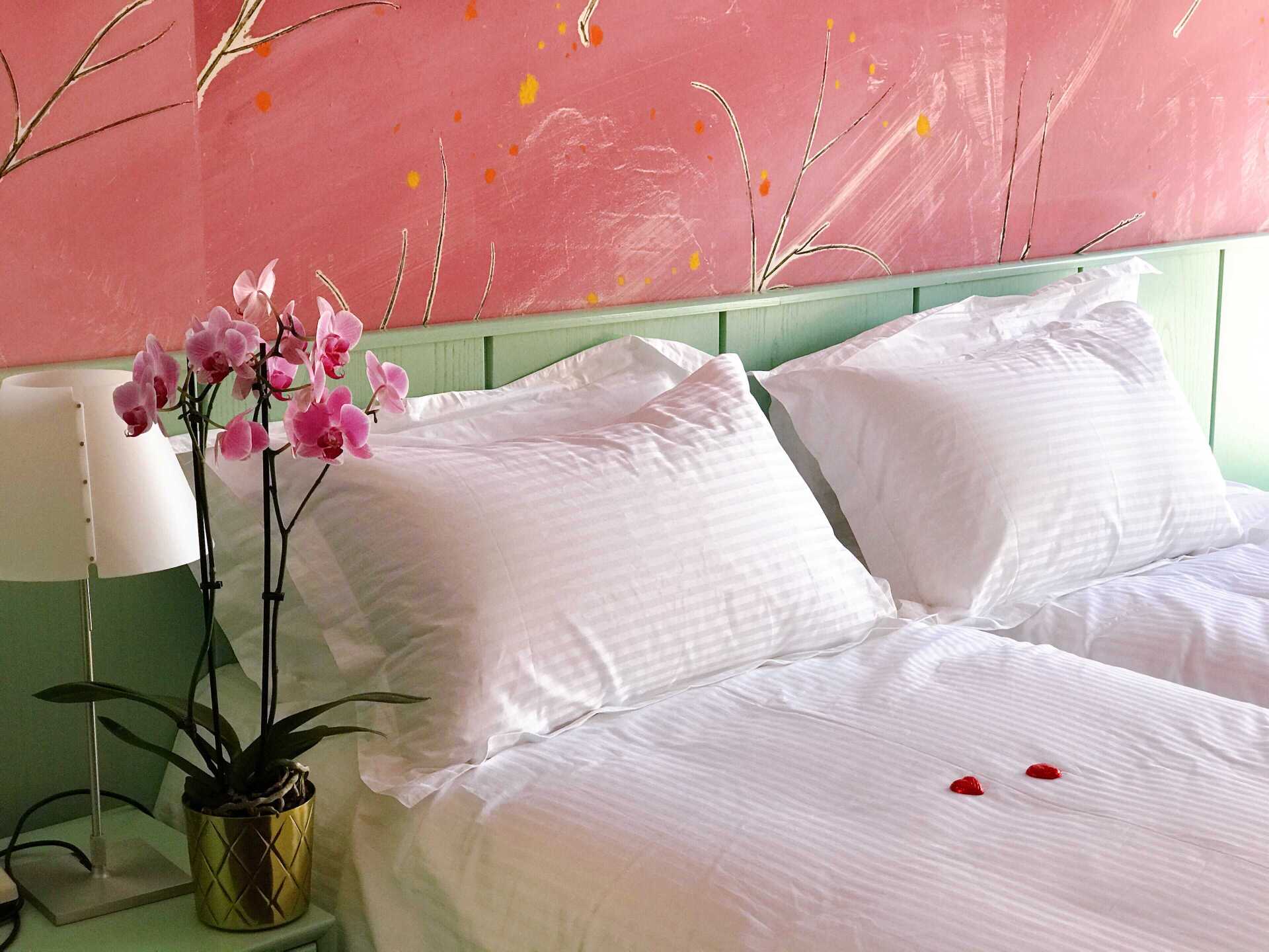 Hotelzimmer Doppelbett mit Orchidee