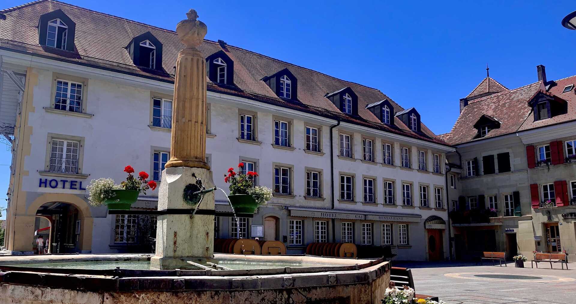 Avenches, zentraler Platz mit Brunnen
