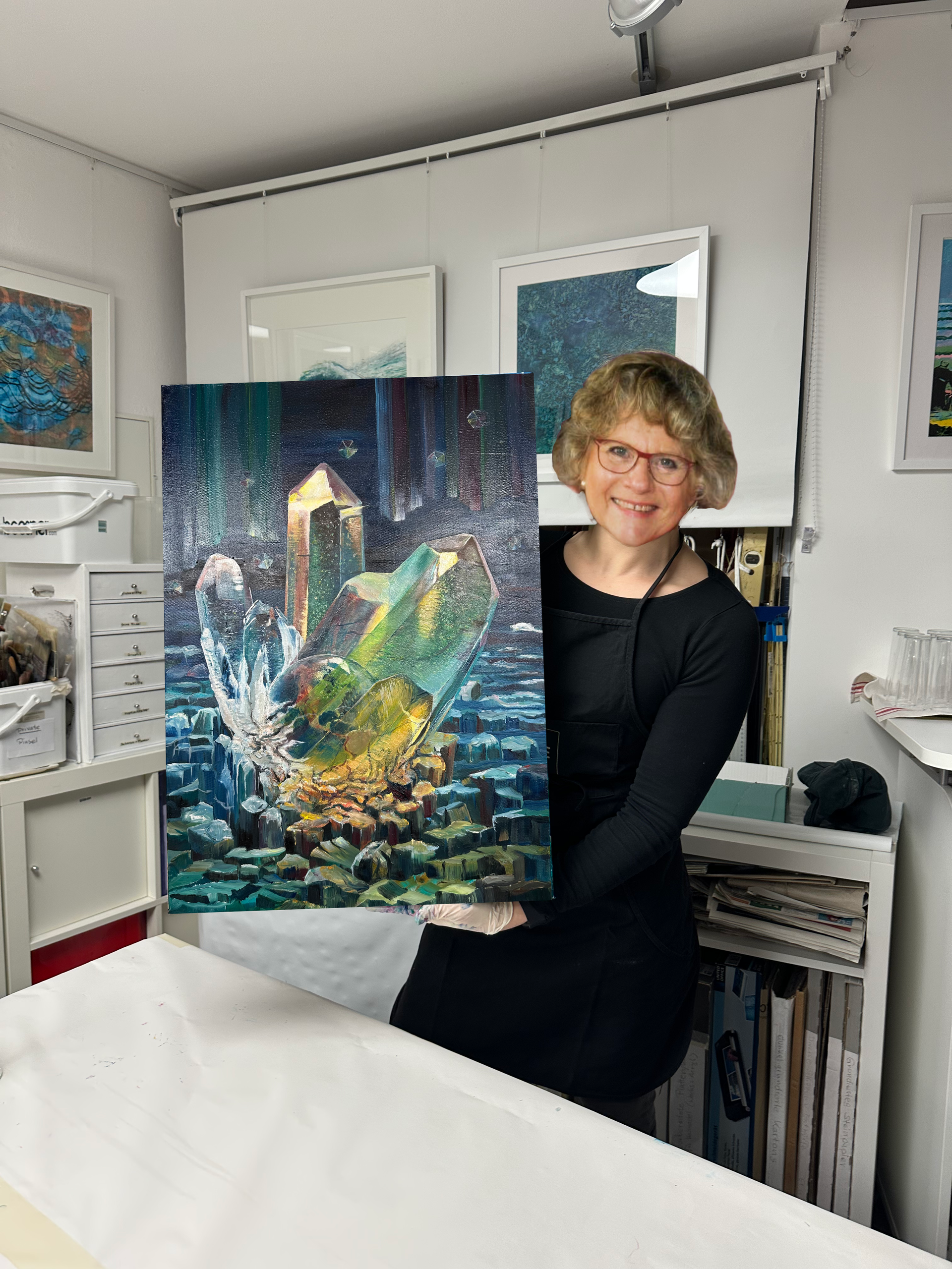 Expressionistisches Kristallgemälde mit prismatischen Lichtreflexen und zersplitternden Kristallformen über einer abstrahierten Wasserlandschaft in Blau-, Türkis- und Grüntönen.