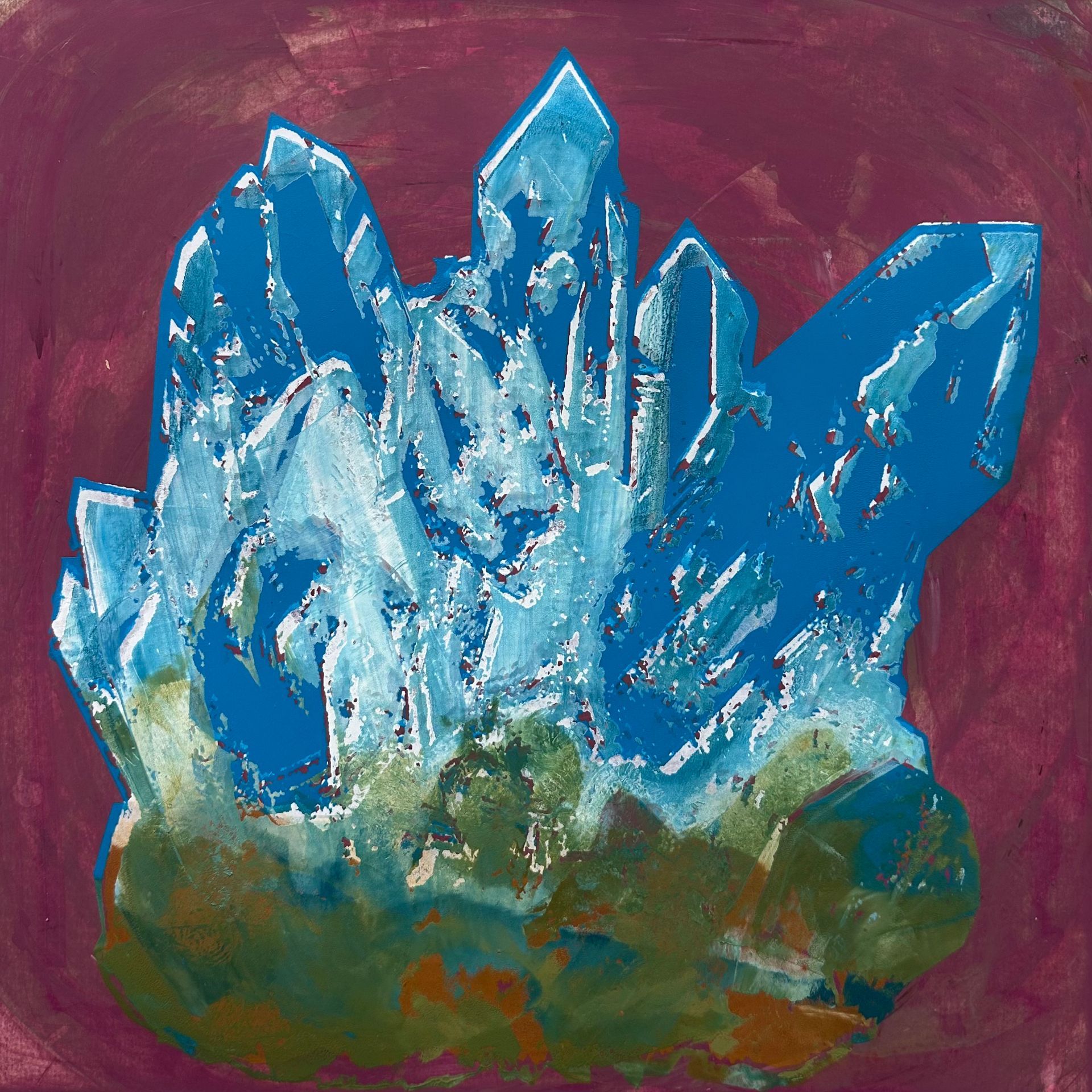 Siebdruck Unikat eines leuchtend blauen Kristalls über freier Acrylmalerei in Rot- und Grüntönen.