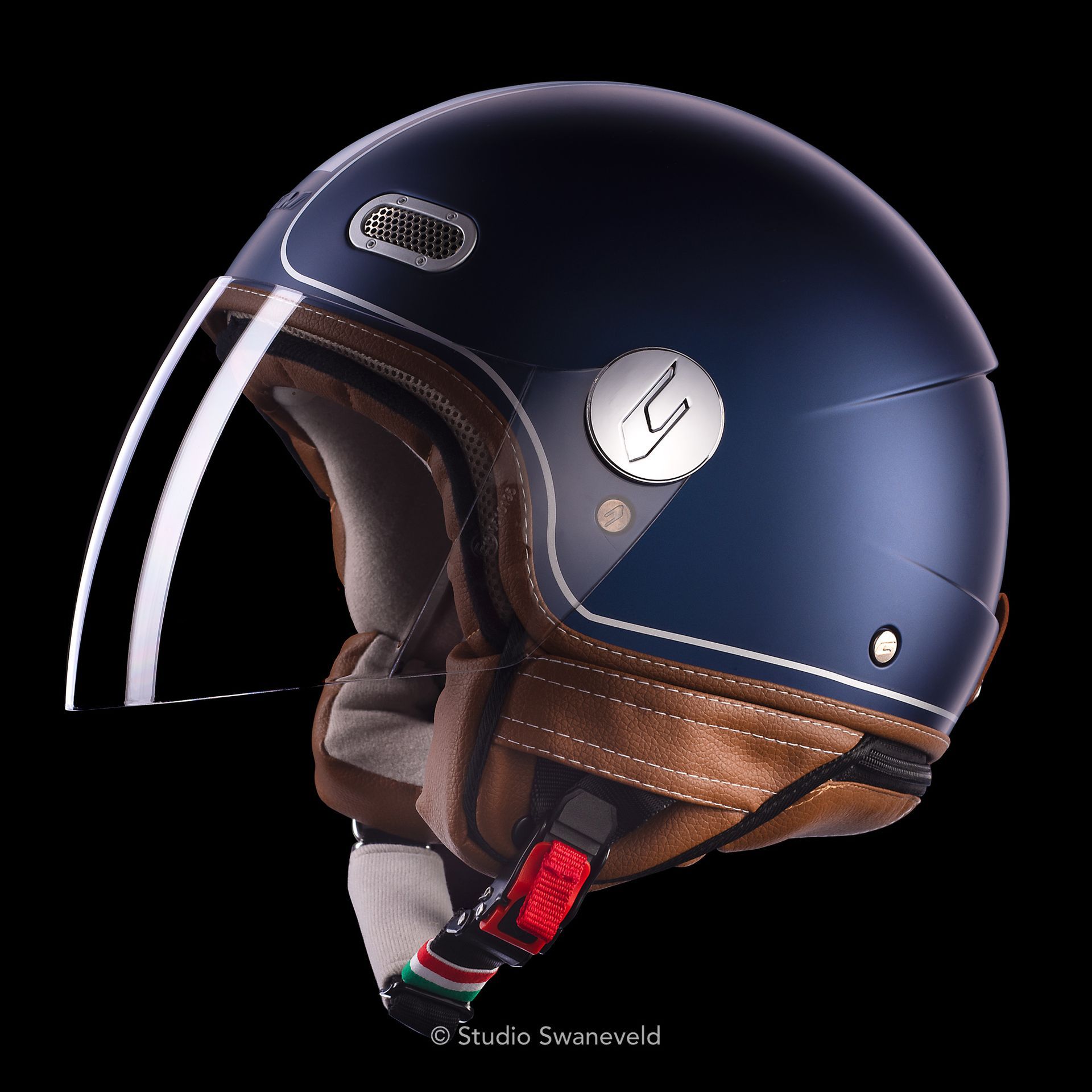 Een helm die heel mooi uitgelicht is.