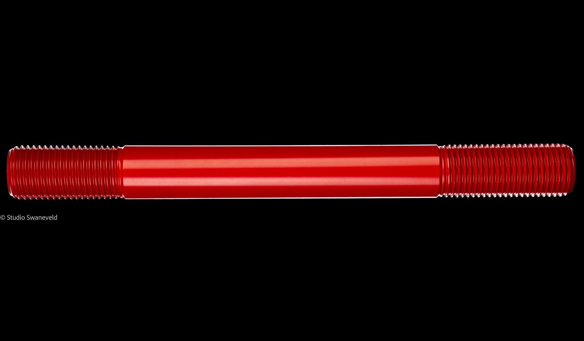 Rood geverfde bout met schroefdraad aan de uiteinden en een glad, ongeschroefd middengedeelte, tegen een zwarte achtergrond.