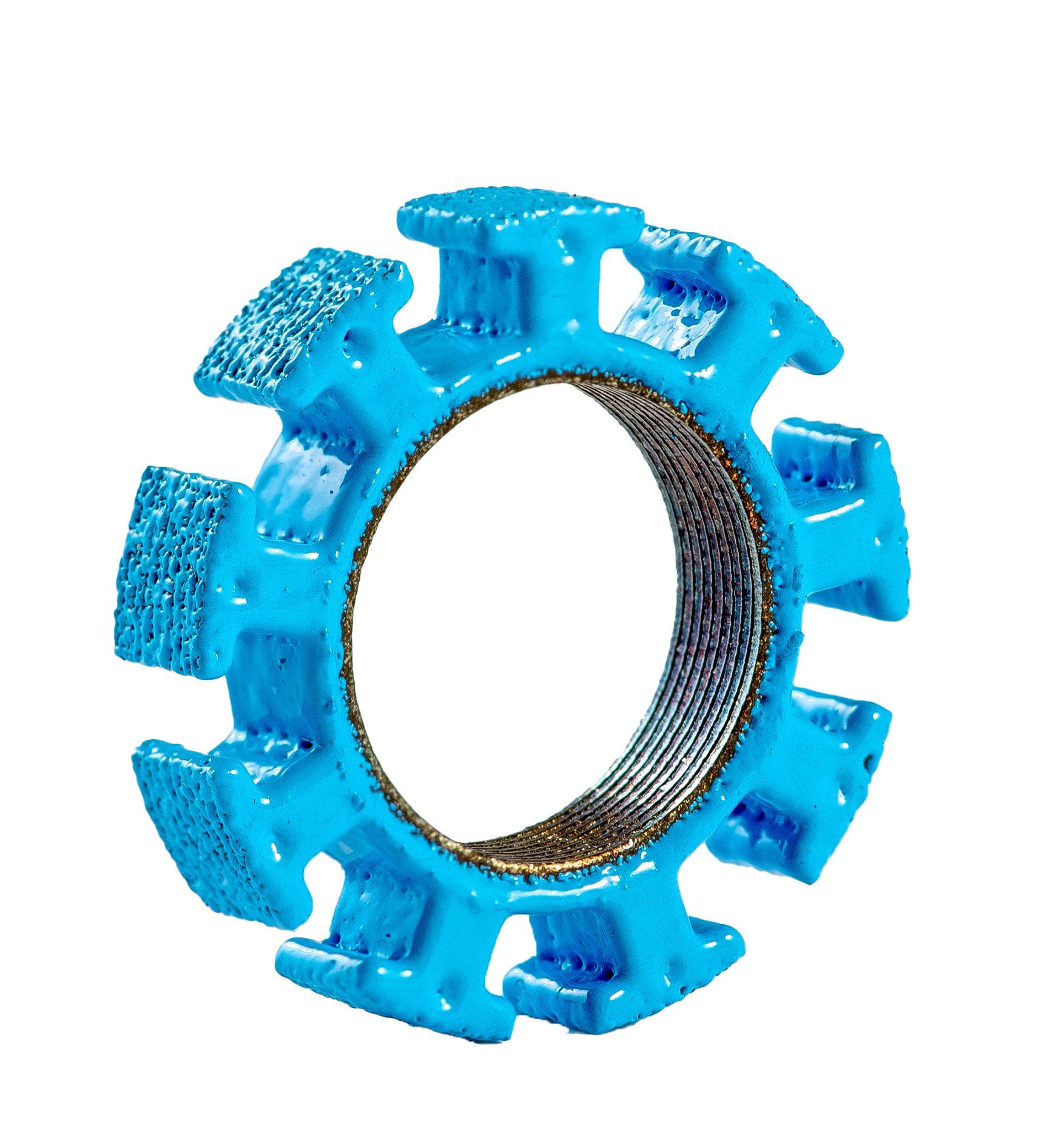 Blauwe metalen ring met acht rechthoekige uitsteeksel aan de omtrek; de binnenkant heeft een geribbeld oppervlak.