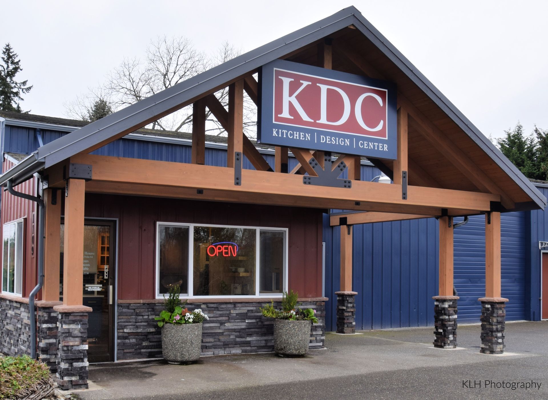 A building with a sign that says kdc on it