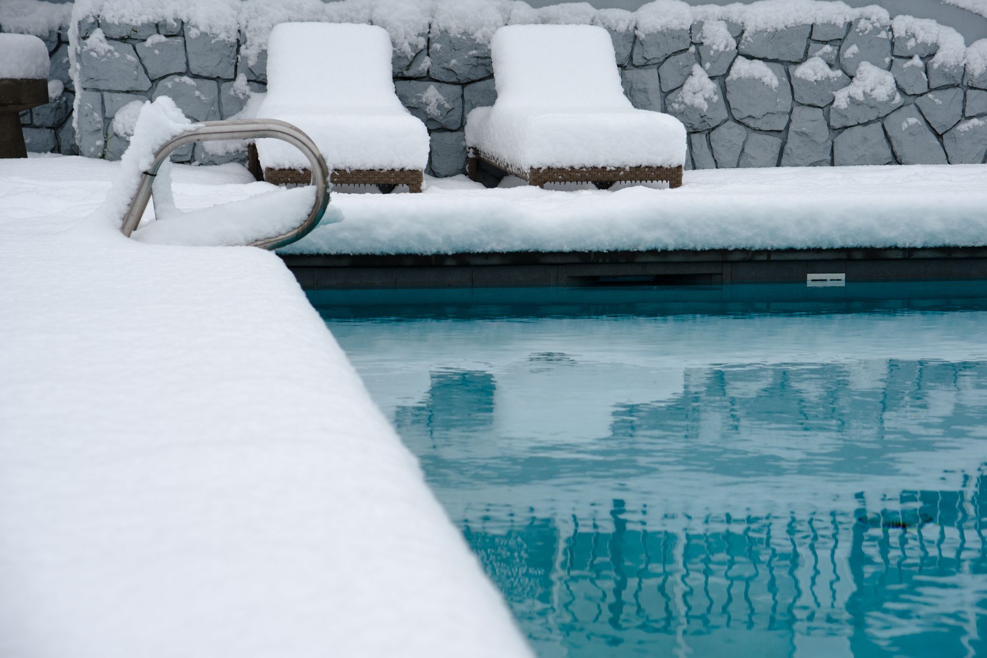 Outdoor swimming pool showcasing the need for swimming pool winterization solutions.