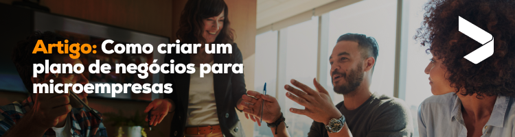Um grupo de pessoas está sentado ao redor de uma mesa conversando entre si.