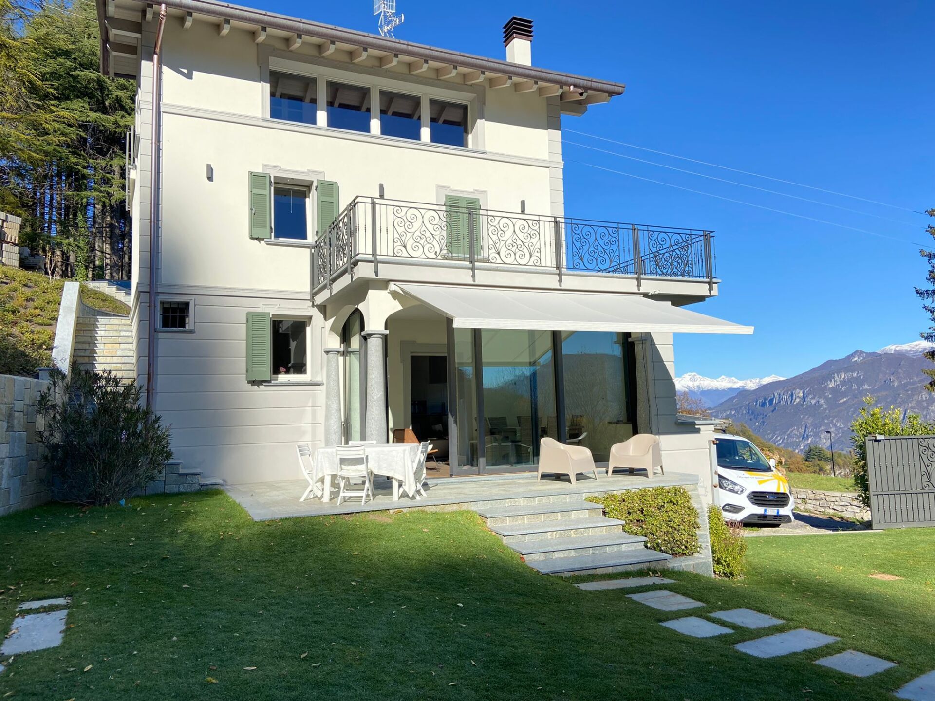 Tenda da sole a braccia automatizzata