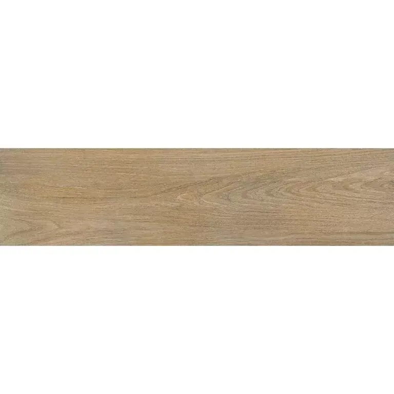 Un patio moderno con suelo de madera clara, sofá de exterior, mesas de madera y una piscina con vistas a un paisaje verde.