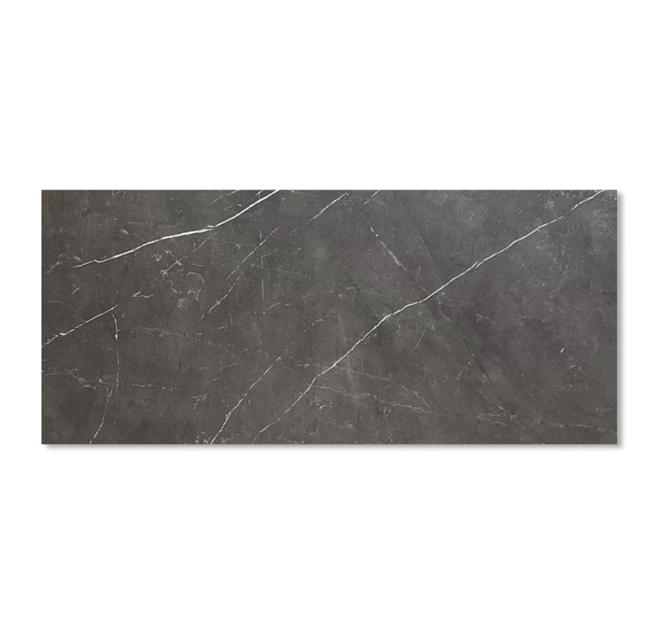 Una baldosa rectangular con una superficie de color gris carbón que presenta vetas finas similares al mármol blanco.