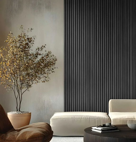Interior moderno con una pared texturizada de color beige, un árbol en maceta, paneles de listones verticales oscuros y muebles de tonos neutros.