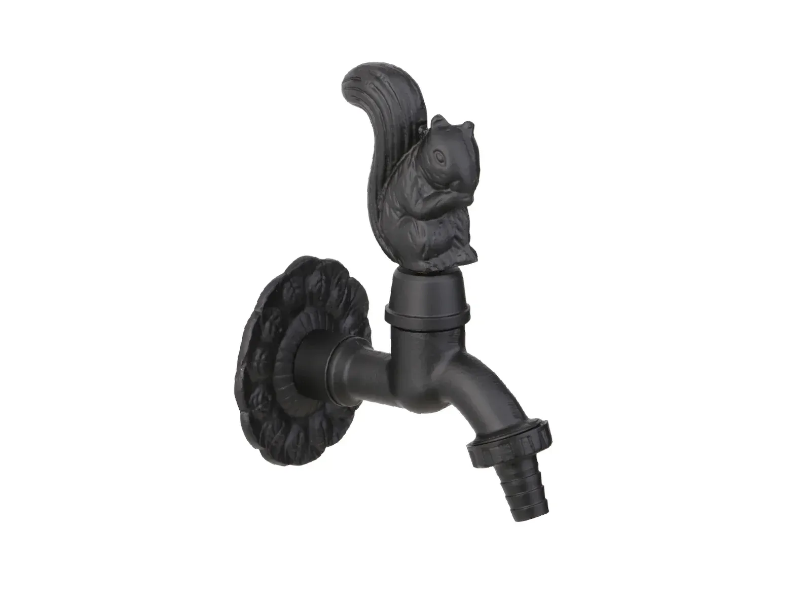 Un grifo de jardín negro mate con forma de ardilla sentada en la parte superior, con una brida de pared con diseño floral decorativo.