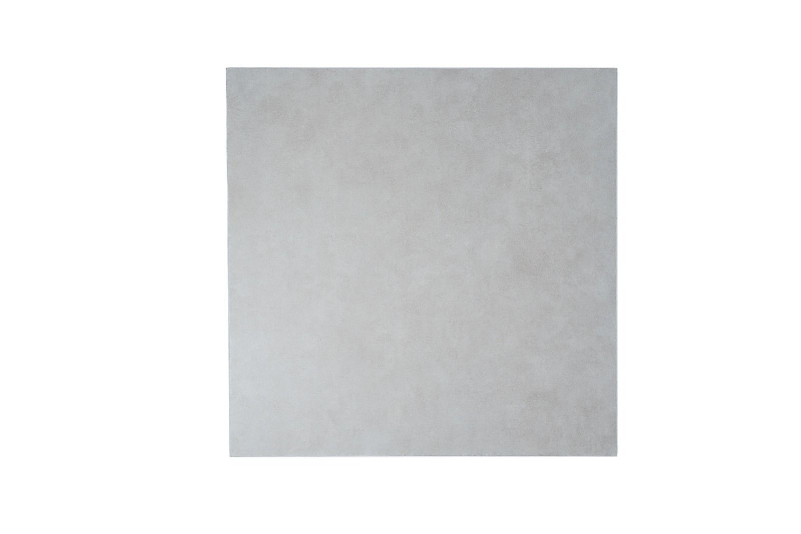 Un porche cubierto minimalista con columnas blancas, un sofá de color claro, una mesa de centro redonda de madera y una planta en maceta.