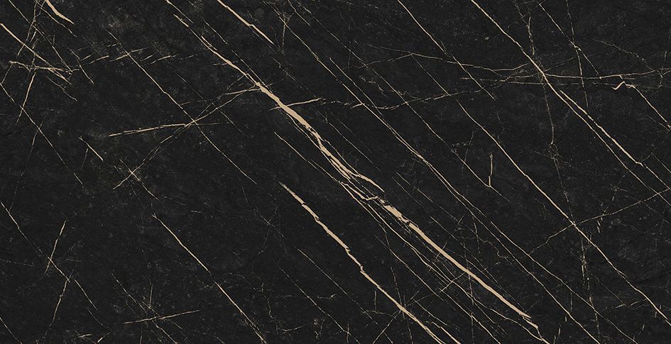 Losa de mármol negro con finas vetas diagonales de color marrón dorado que recorren la superficie.