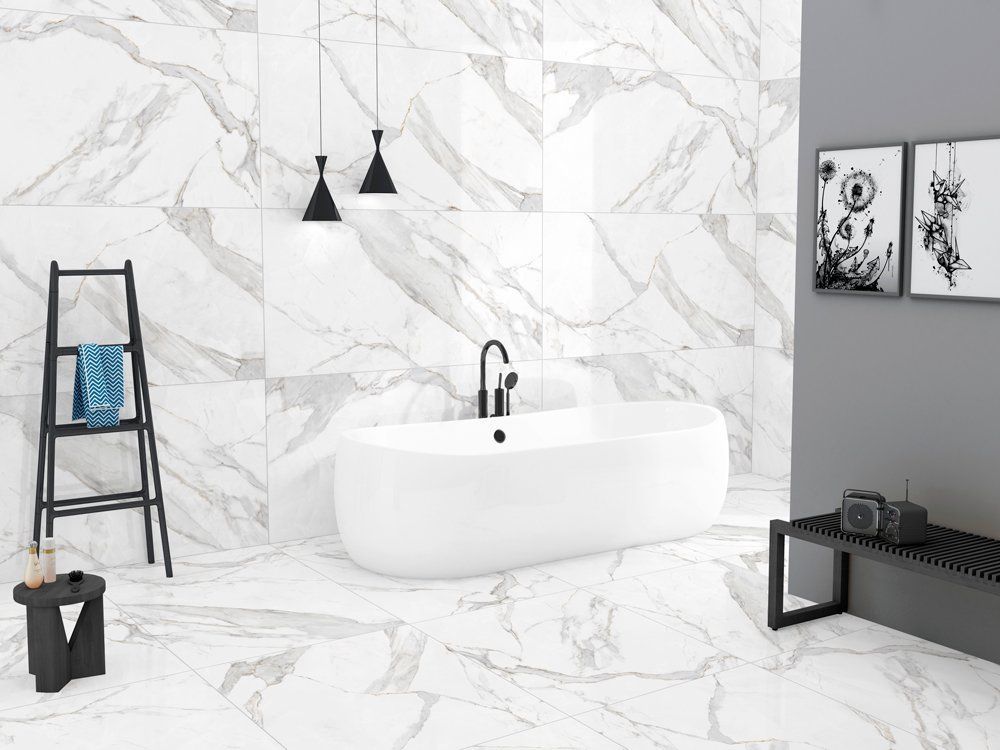 Un baño moderno con azulejos con diseño de mármol blanco, una bañera blanca independiente, dos luces colgantes negras y una escalera para toallas.