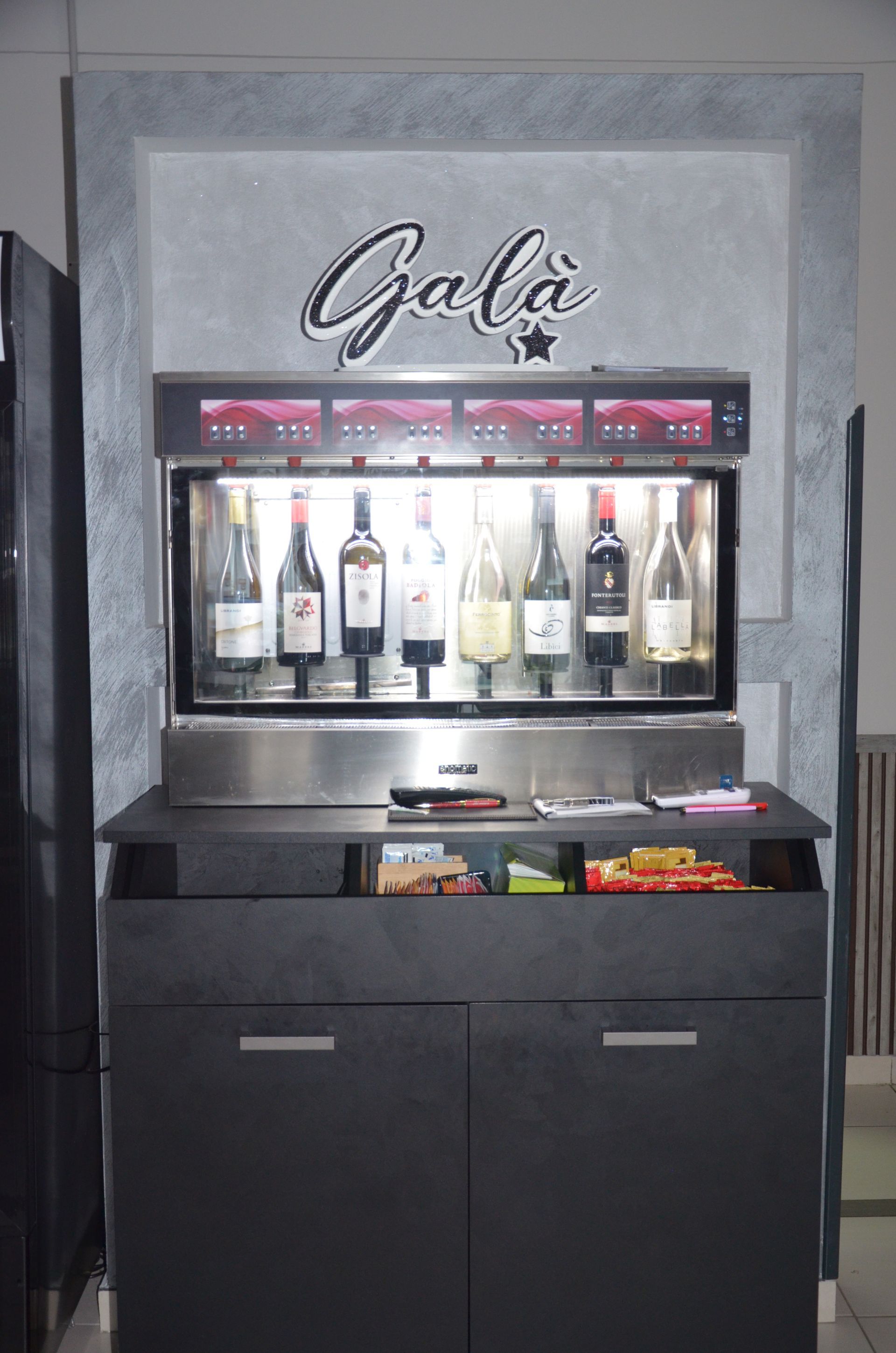 Distributore automatico di vino, per diverse bottiglie, con logo 
