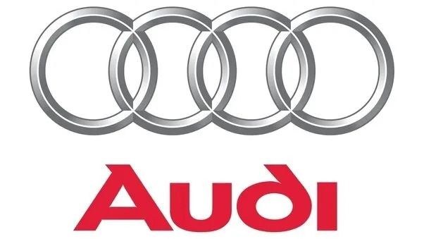 Logo Audi con quattro anelli argentati intrecciati sopra la scritta rossa “Audi”.