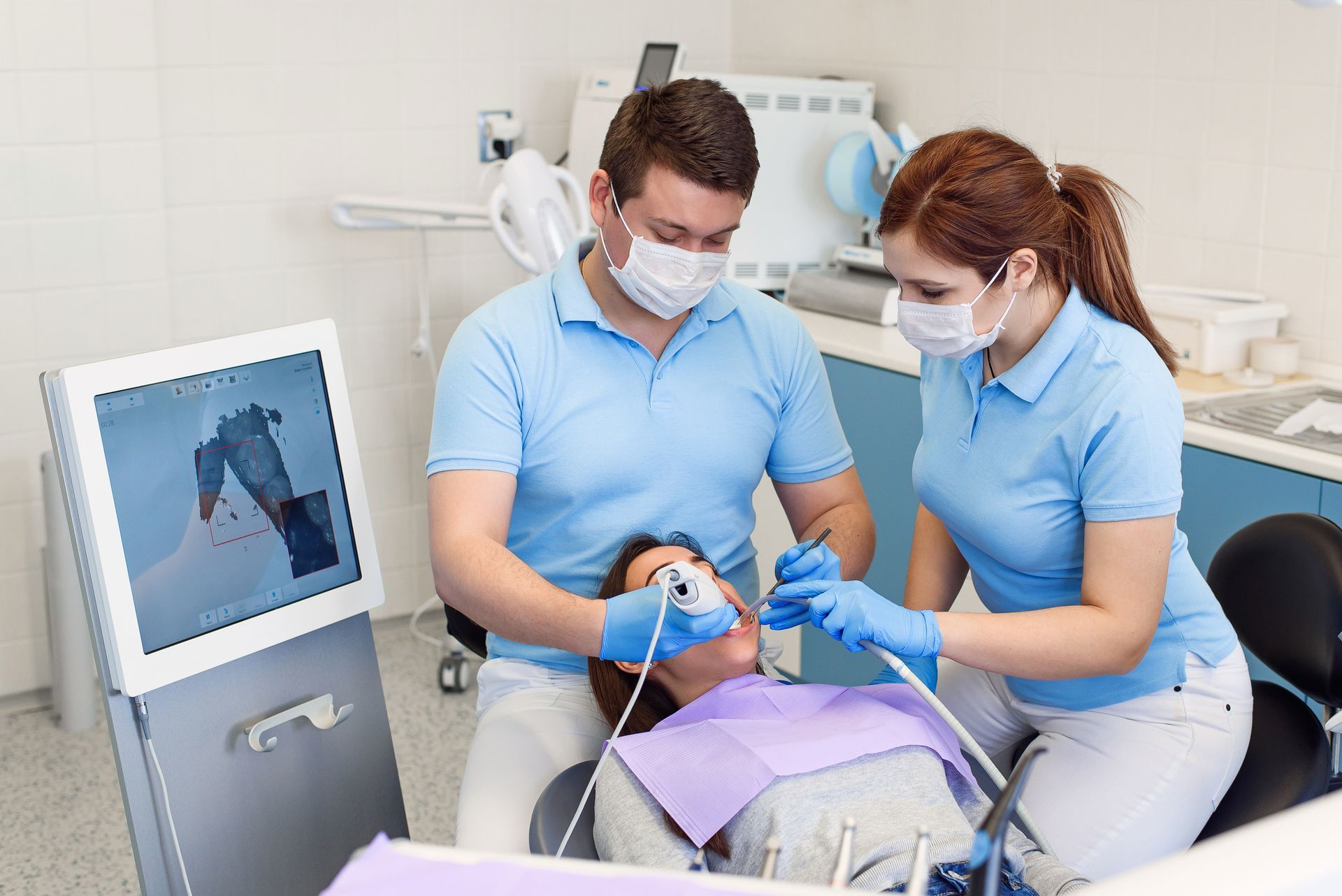 Dental technology | Dental 3D scanner | dentist near you | man holding scanner in front of a computer