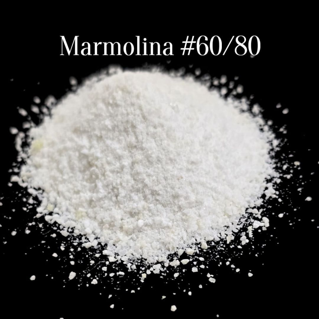 Montón de polvo blanco etiquetado como «Marmolina #60/80» sobre un fondo negro