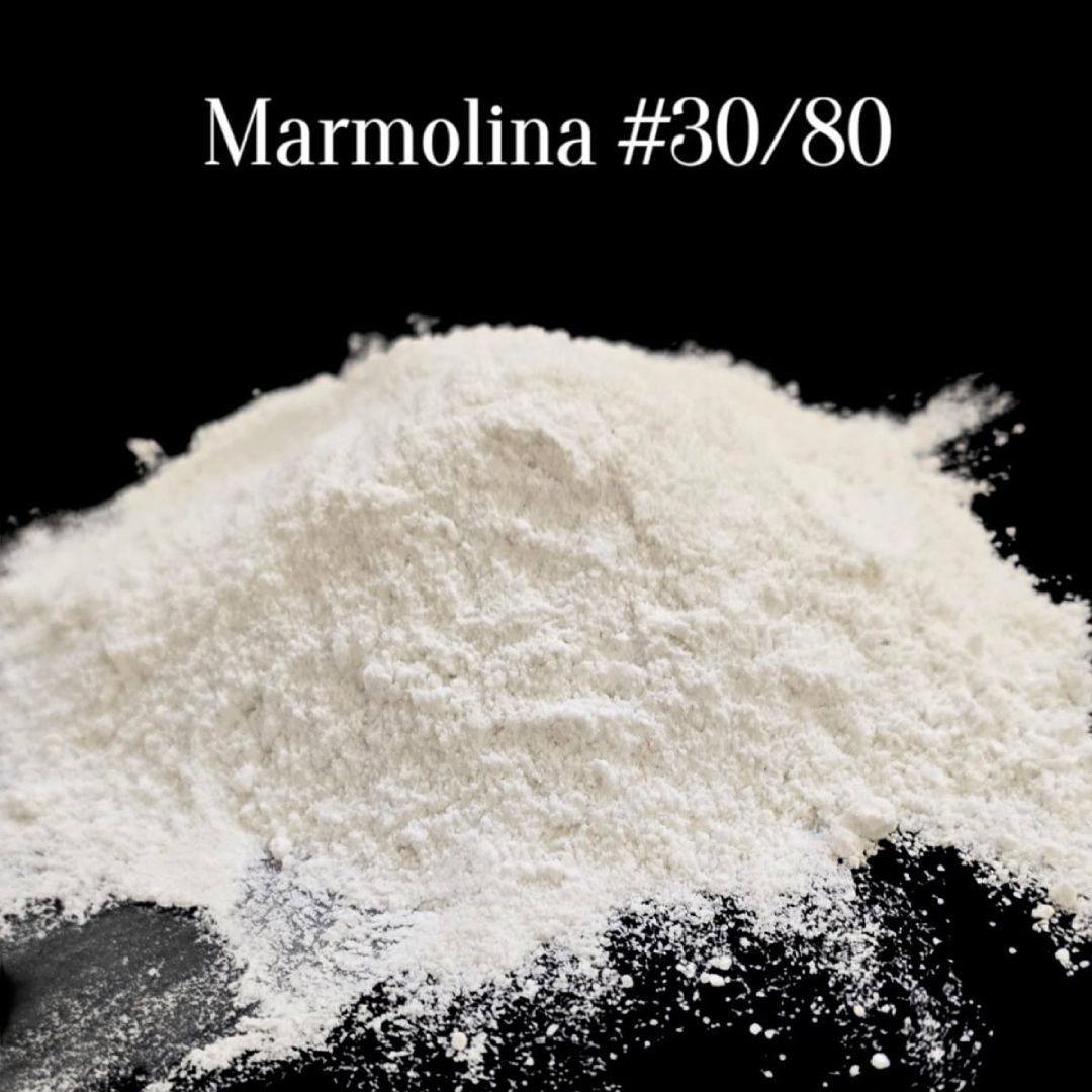Polvo White Marmolina #80/80 apilado sobre una superficie negra, con el texto de la etiqueta encima