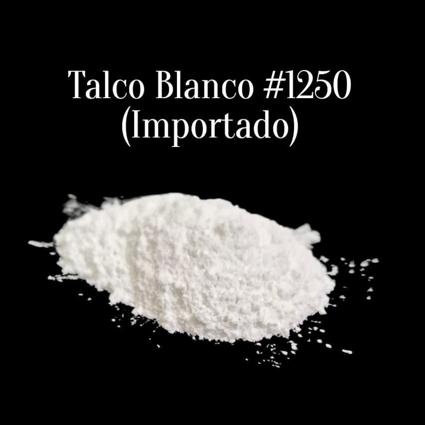 Montículo de polvo blanco etiquetado como «Talco Blanco #1250 (Importado)» sobre un fondo negro