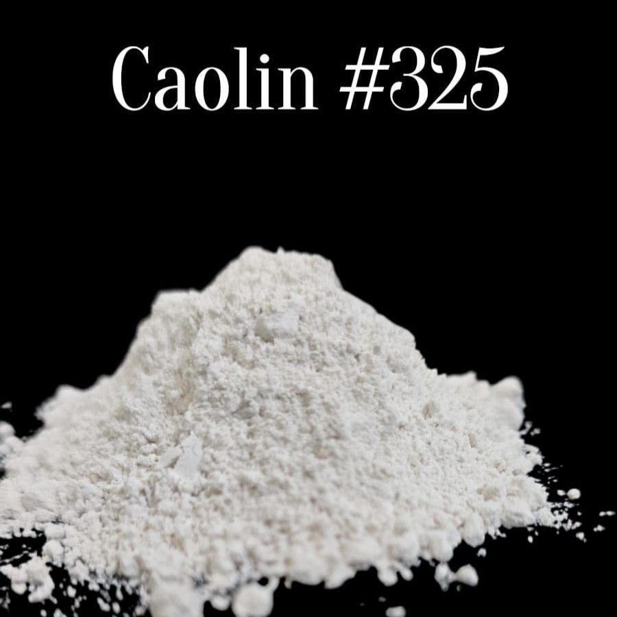 Montón de polvo blanco de caolín etiquetado «Caolin #325» sobre un fondo negro