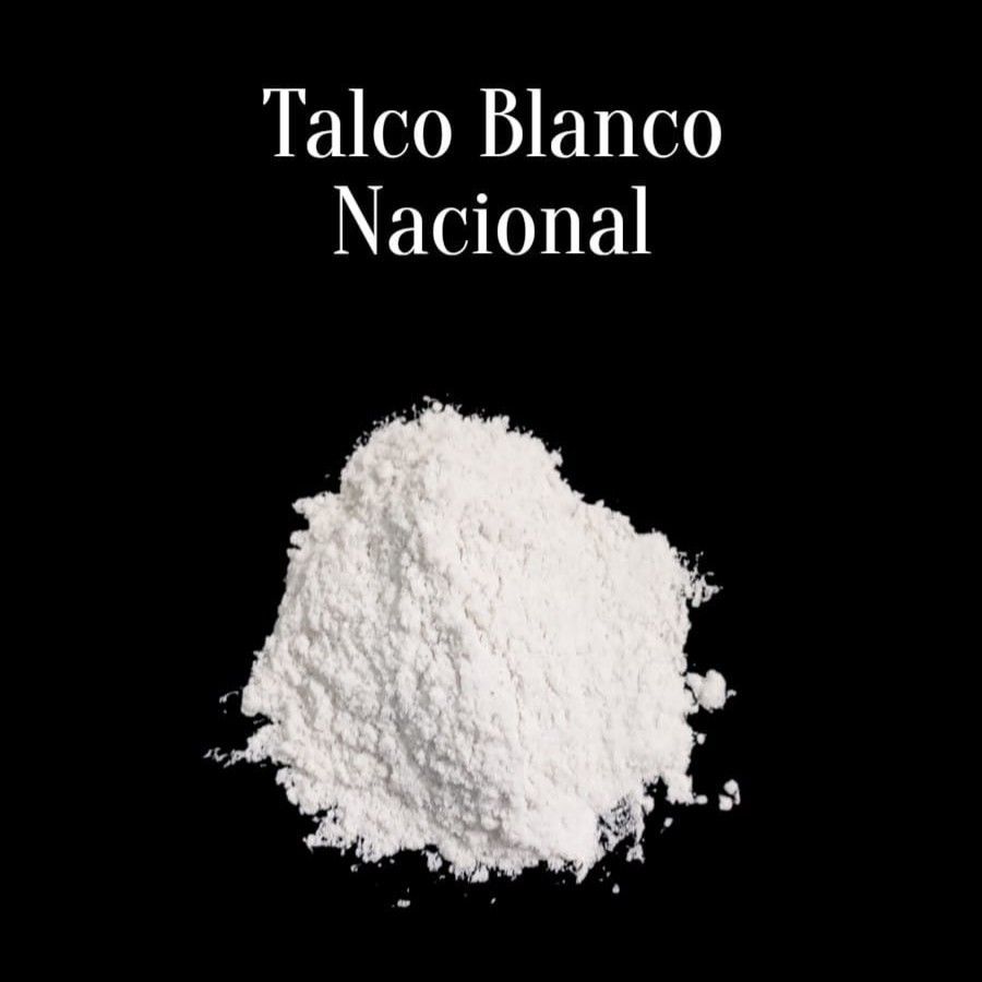 Montón de talco blanco etiquetado como «Talco Blanco Nacional» sobre un fondo negro