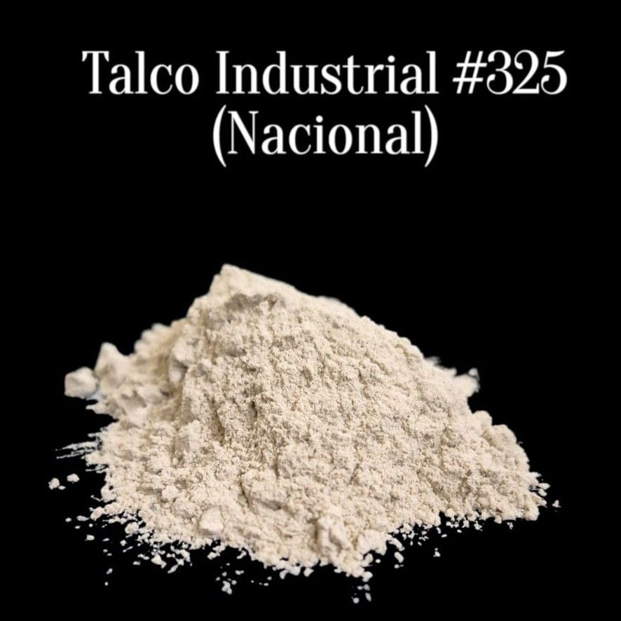 Montón de polvo beige etiquetado como “Talco Industrial #325 (Nacional)” sobre un fondo negro