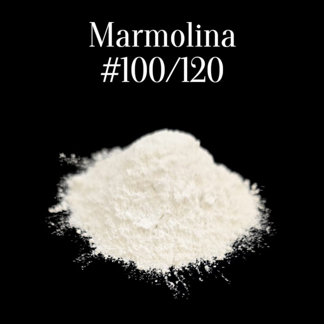 Montículo de polvo blanco con la etiqueta «Marmolina #100/120» sobre un fondo negro