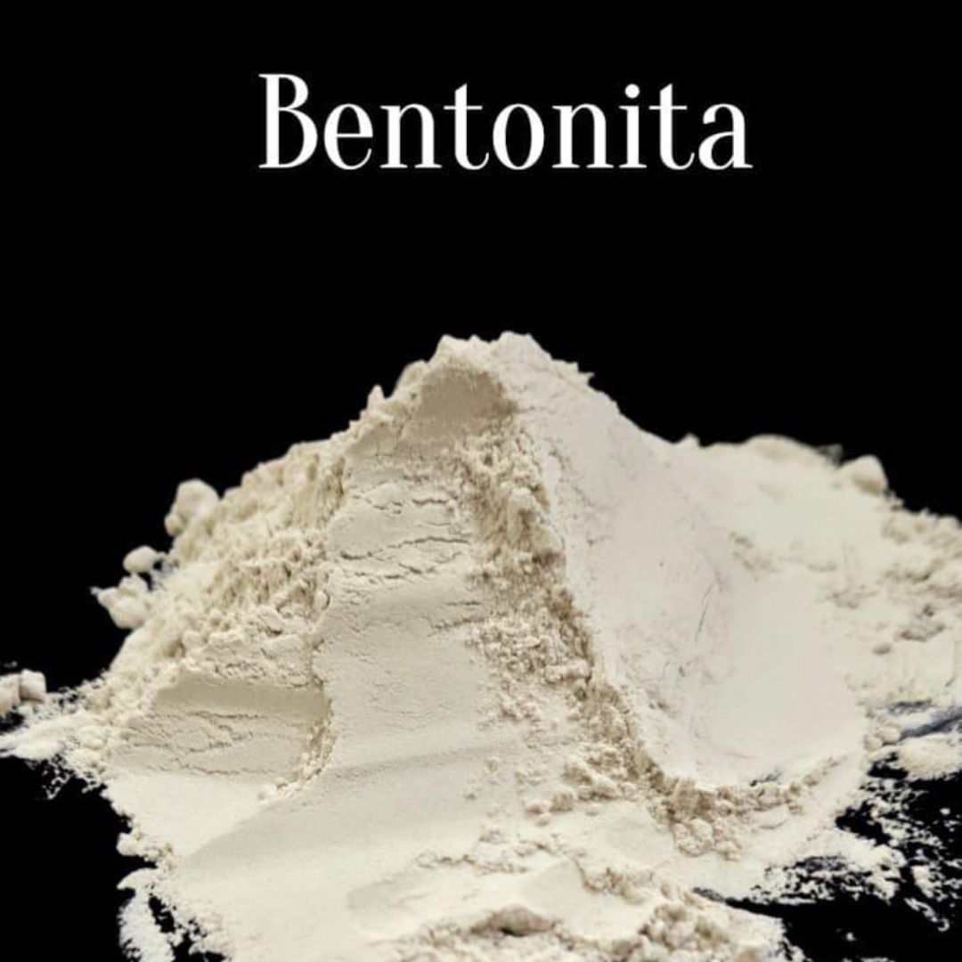 Montón de polvo de bentonita blanca sobre un fondo negro, con la etiqueta «Bentonita» en la parte superior.