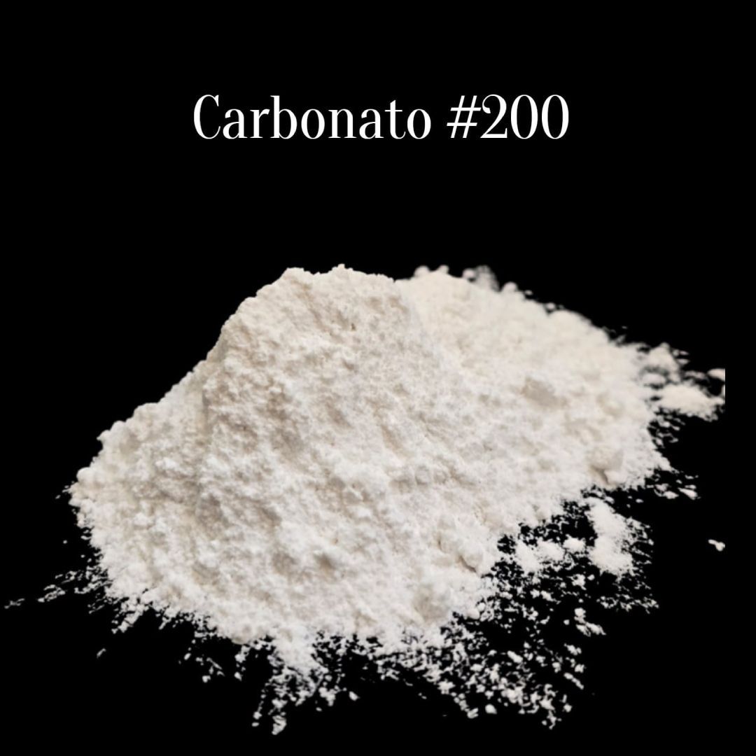Polvo blanco etiquetado como «Carbonato #200» sobre un fondo negro.