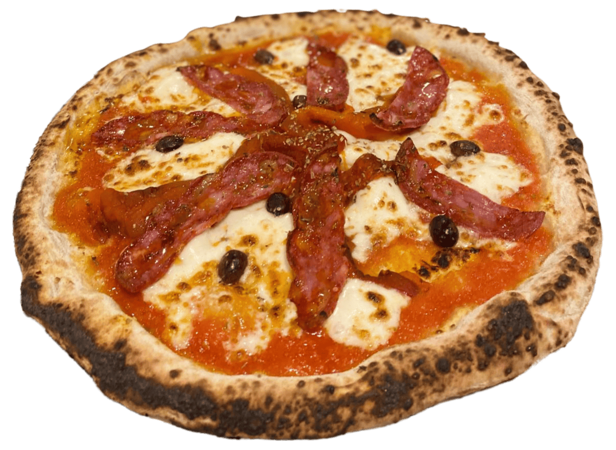 Une pizza à pâte fine cuite au feu de bois, avec sauce tomate, mozzarella fondue, lamelles de charcuterie et olives noires éparpillées.