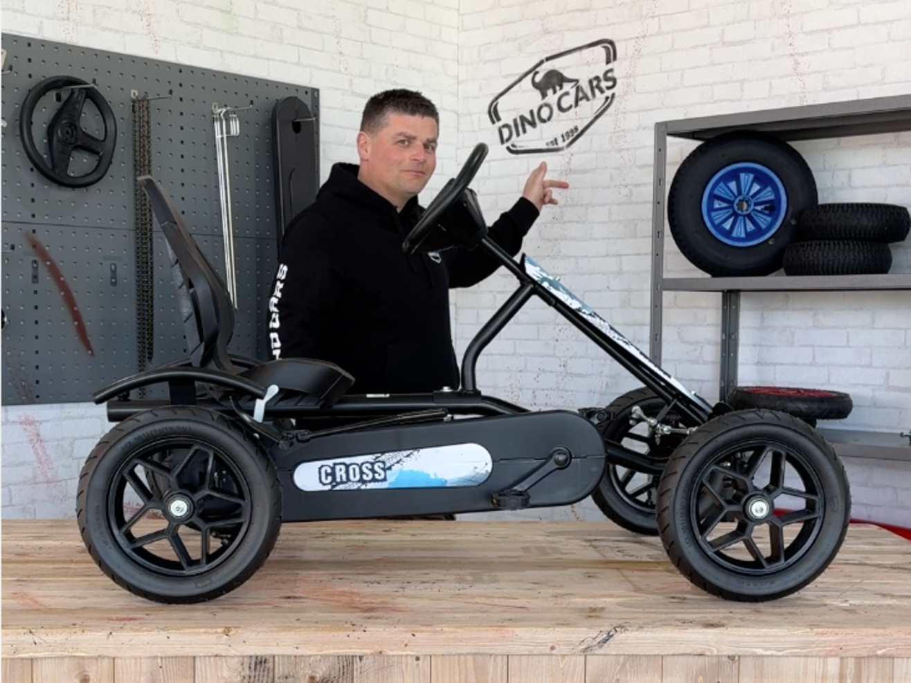 Matthias Evers in seinem Studio bei Dino Cars mit einem Gokart im Vordergrund