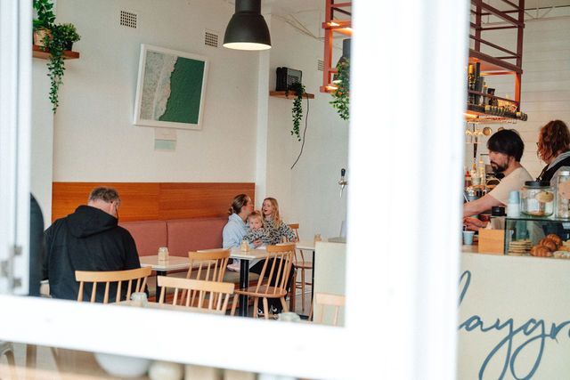 A group of people are sitting at tables in a restaurant.