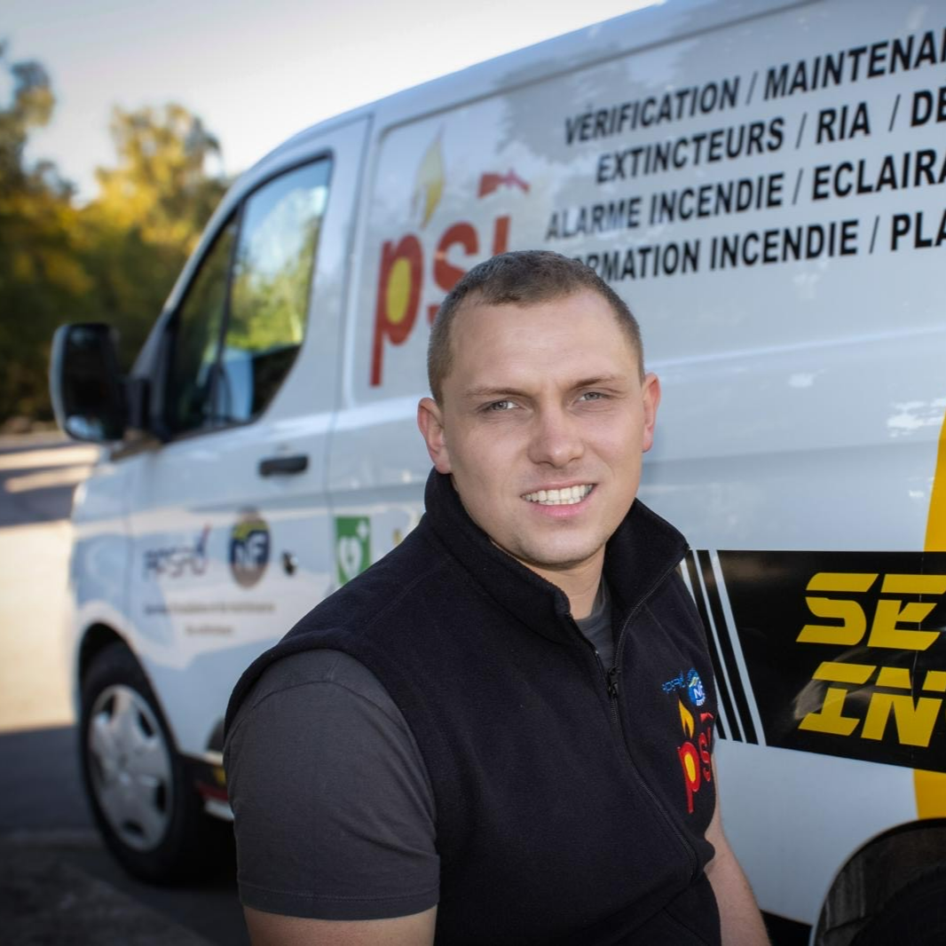 Un homme portant une veste noire avec le mot psi dessus