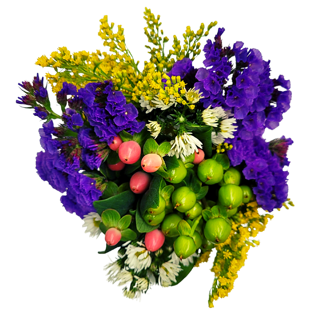 un ramo de flores moradas y amarillas y bayas verdes