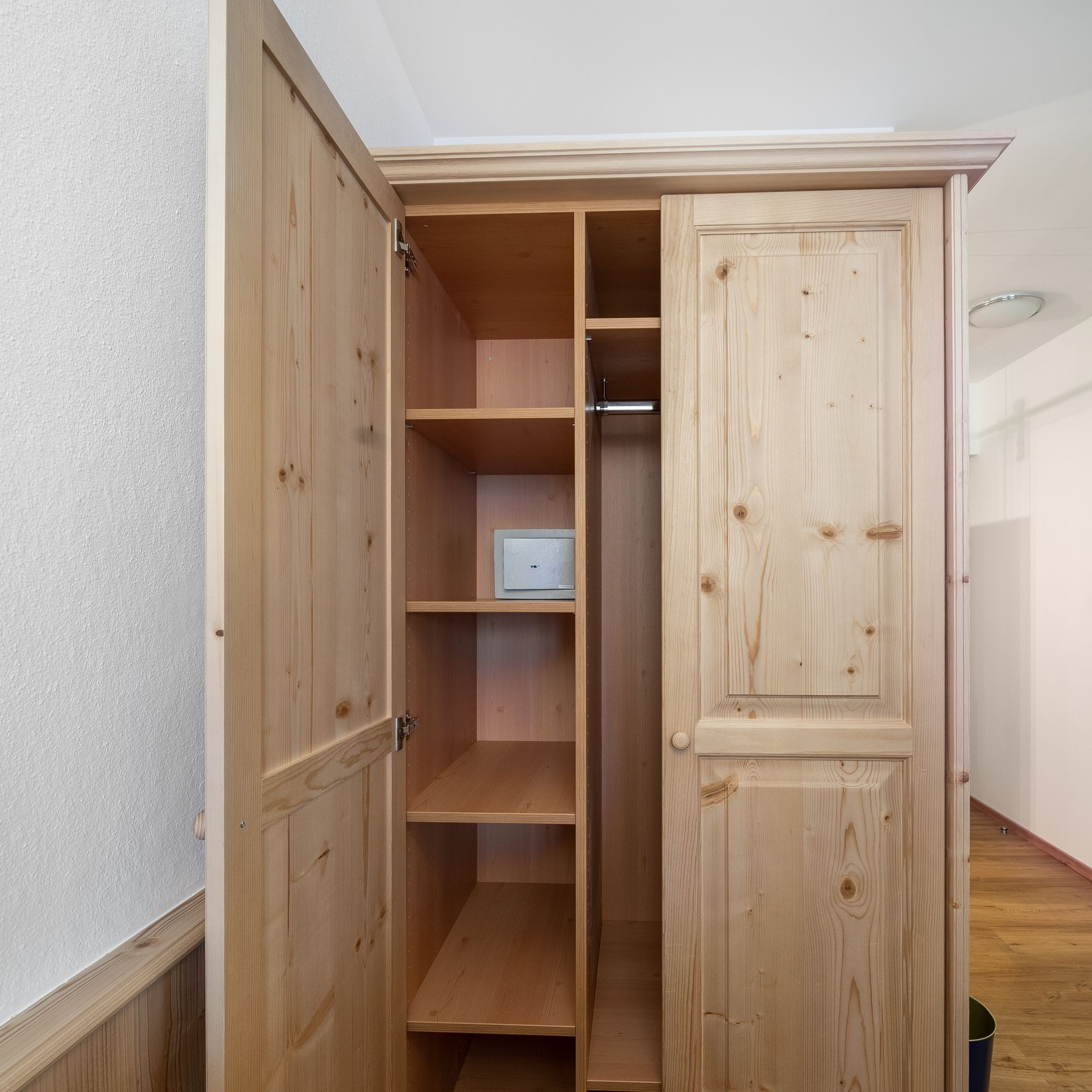 Hotelzimmerschrank