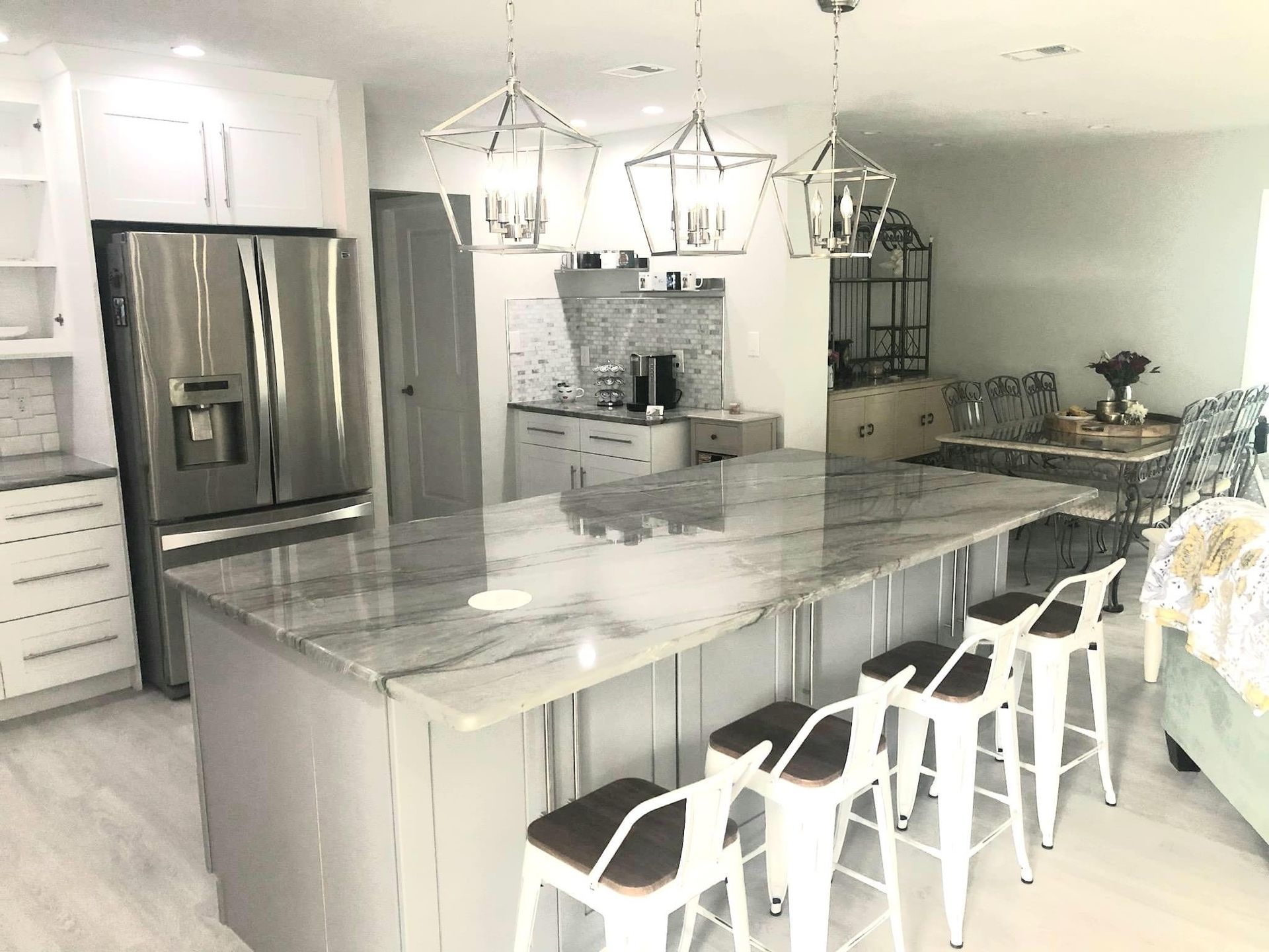 small kitchen with breakfast counter and a dining area nearby