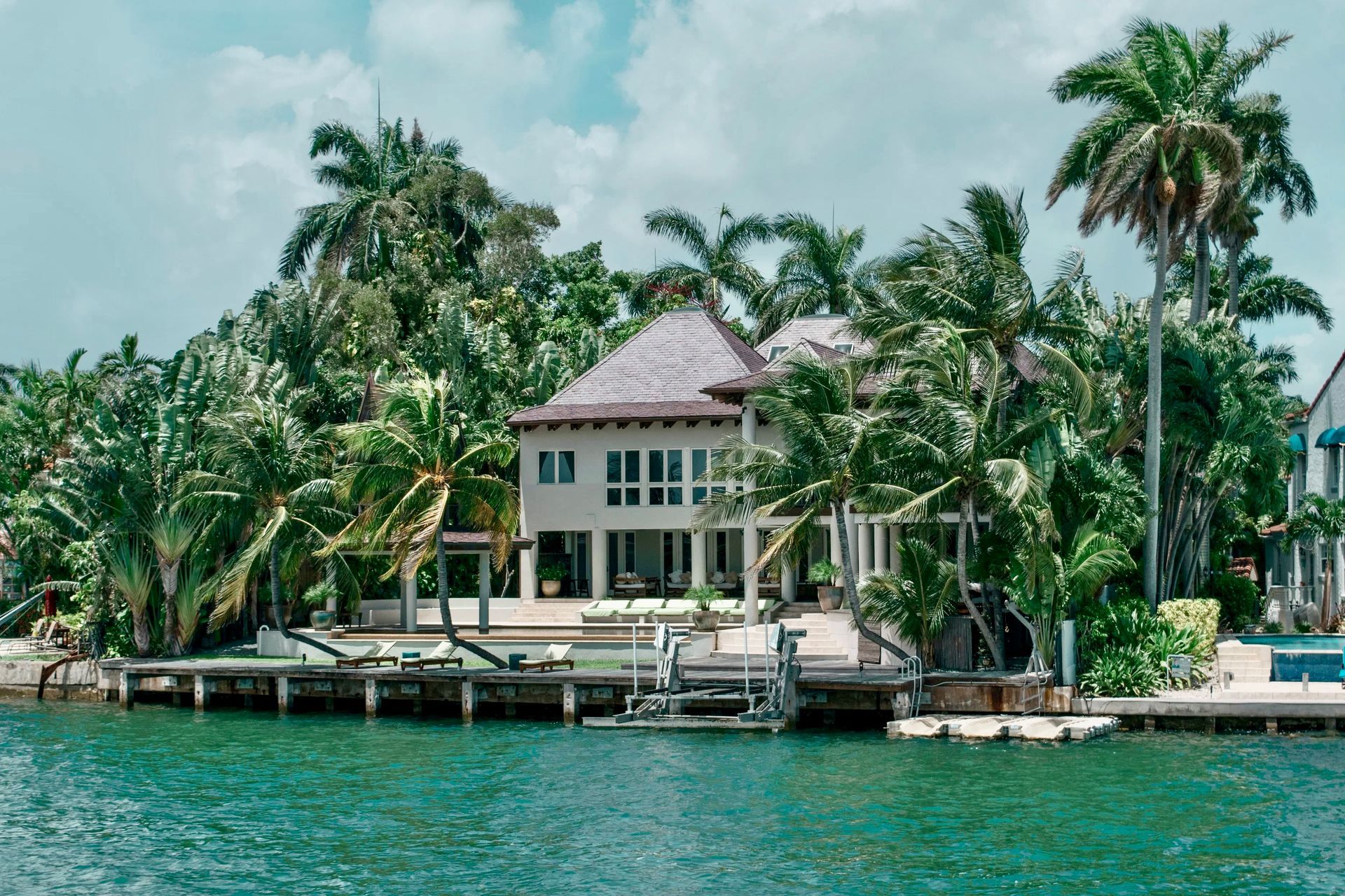 Miami Star Island Boat Tour and Miami boat tour, best sightseeing in Biscayne Bay. dont miss to chance to see the downtown Miami Skyline, best island tour in South Florida.