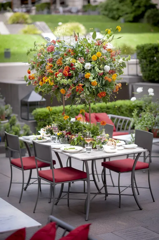 Una mesa con un árbol de flores encima